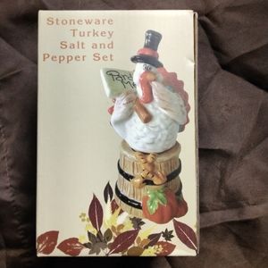 Cracker Barrel Turkey Thanksgiving Sat and Pepper Shaker NIB